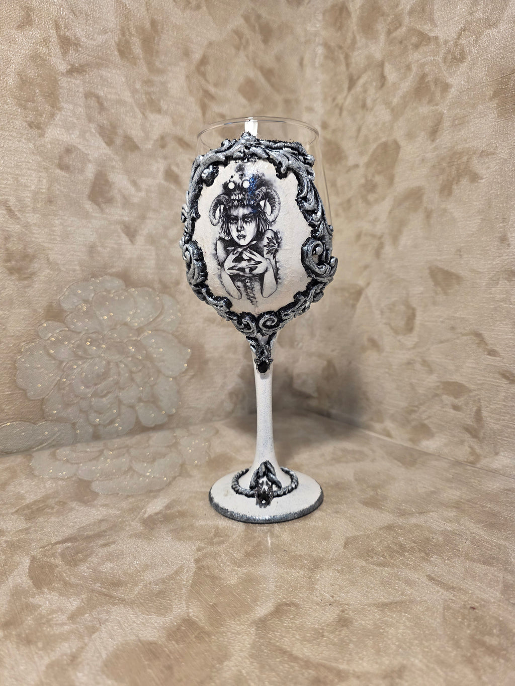 Gothic Wine Glass - White Baroque Portrait 370ml (12.5oz) 21cm (8.3in)