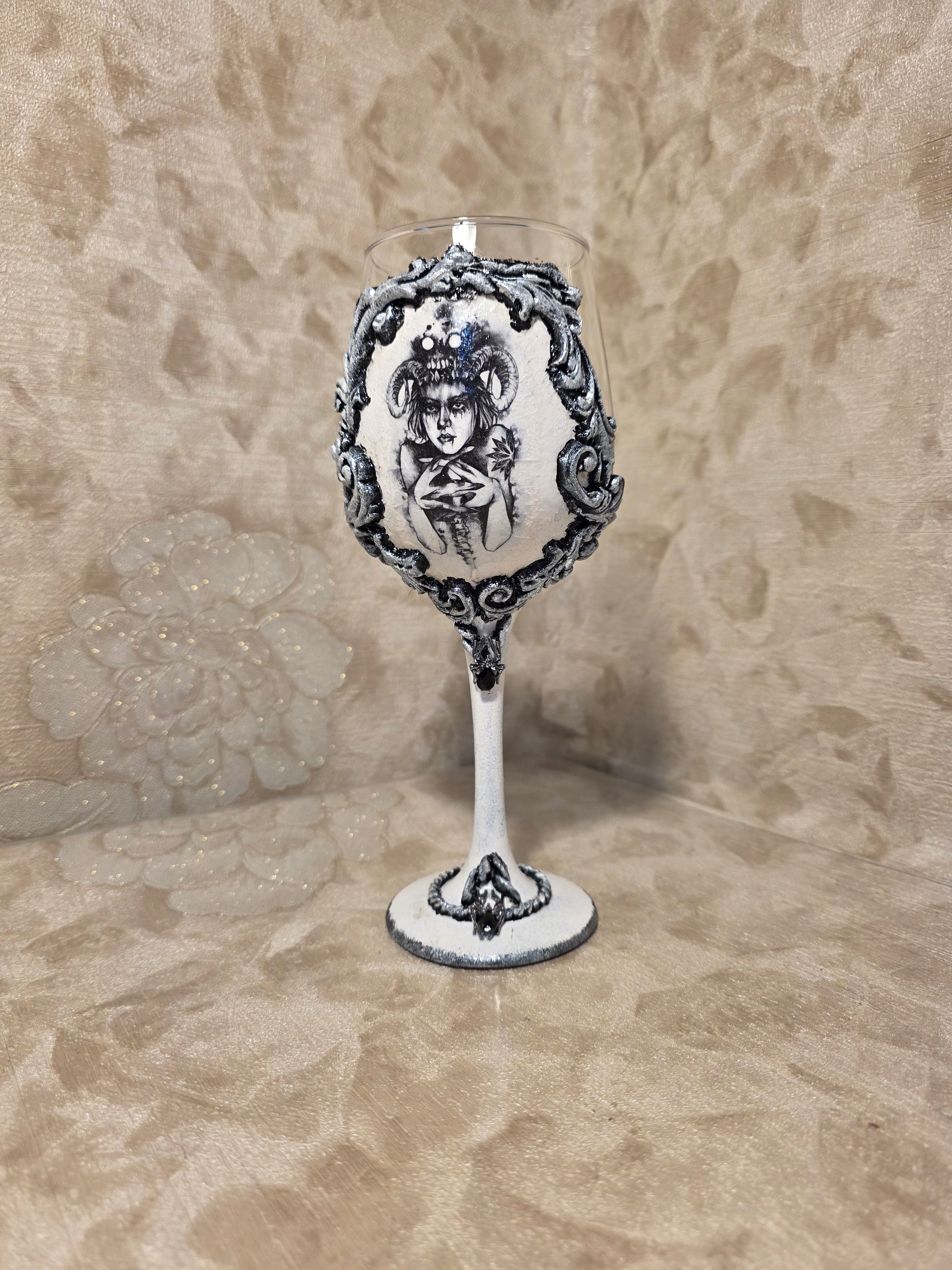 Gothic Wine Glass - White Baroque Portrait 370ml (12.5oz) 21cm (8.3in)