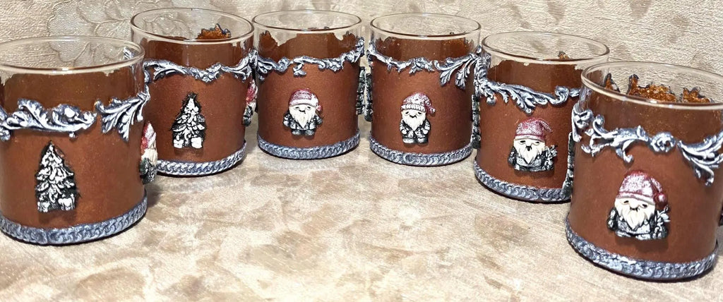 Christmas Gnome Whiskey Decanter Set - 1L Bottle & 6 Glasses with Hand-Sculpted Decorations