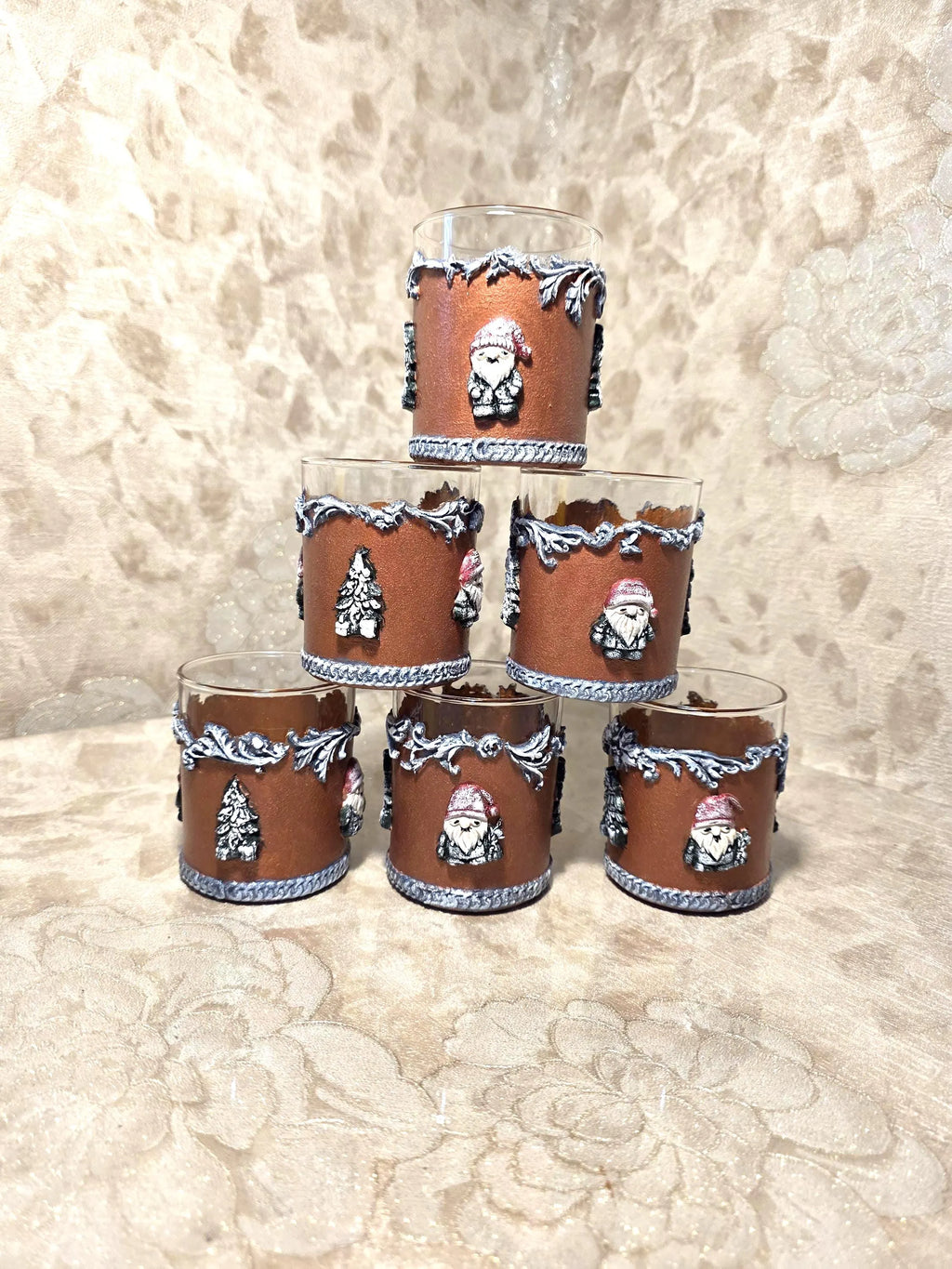 Christmas Gnome Whiskey Decanter Set - 1L Bottle & 6 Glasses with Hand-Sculpted Decorations