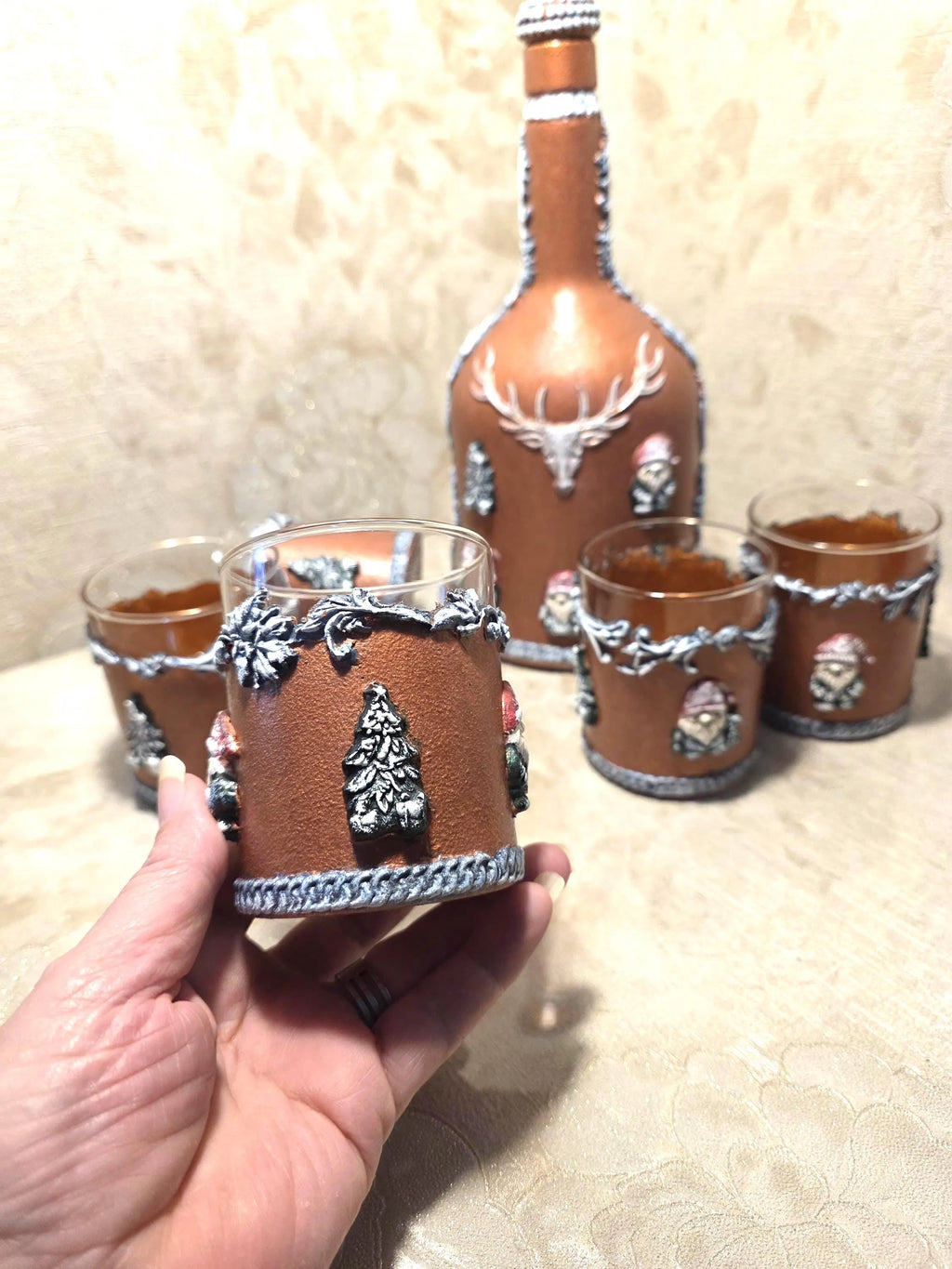Christmas Gnome Whiskey Decanter Set - 1L Bottle & 6 Glasses with Hand-Sculpted Decorations