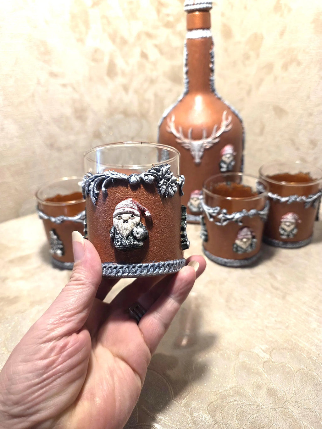 Christmas Gnome Whiskey Decanter Set - 1L Bottle & 6 Glasses with Hand-Sculpted Decorations