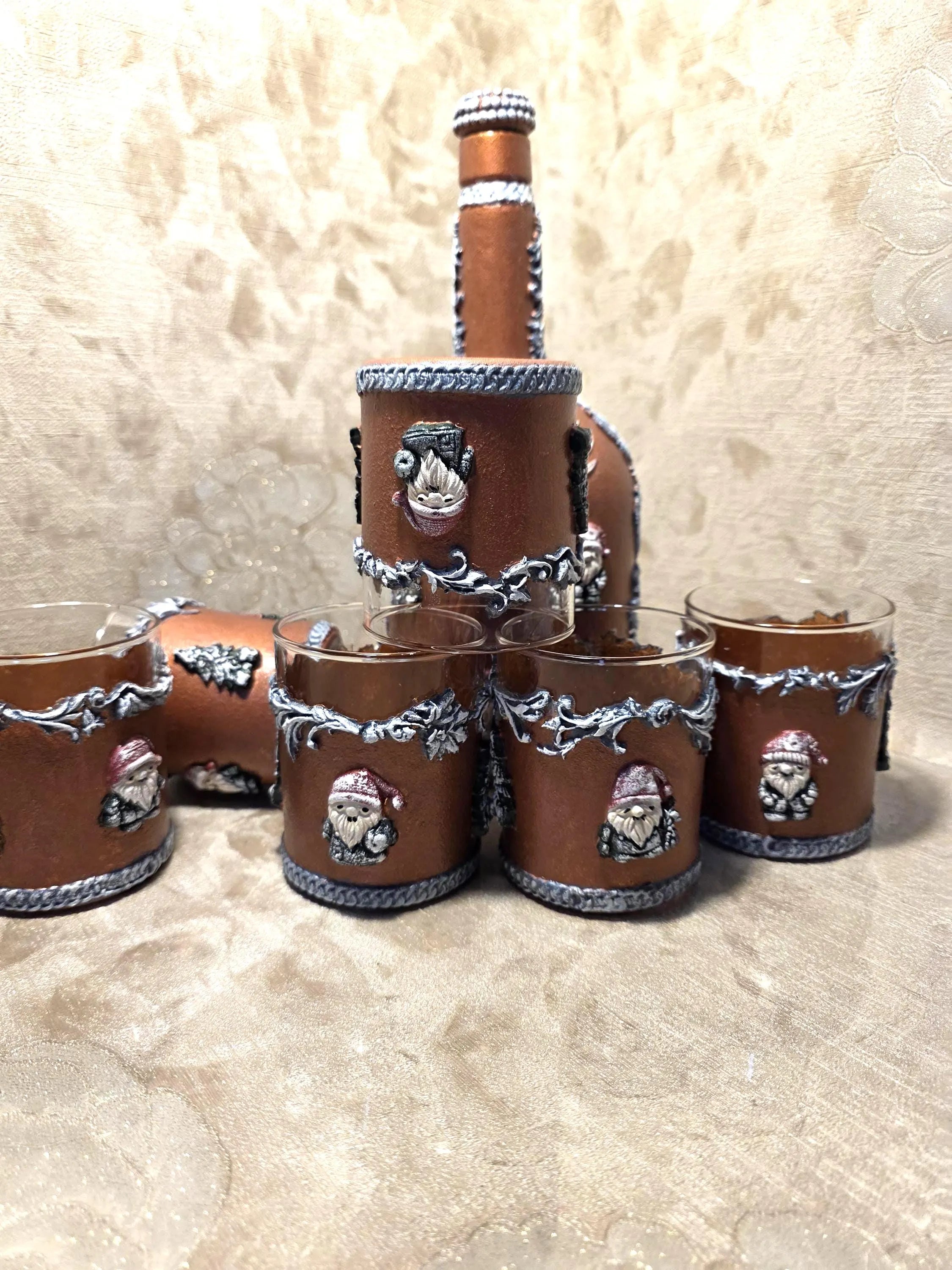 Christmas Gnome Whiskey Decanter Set - 1L Bottle & 6 Glasses with Hand-Sculpted Decorations