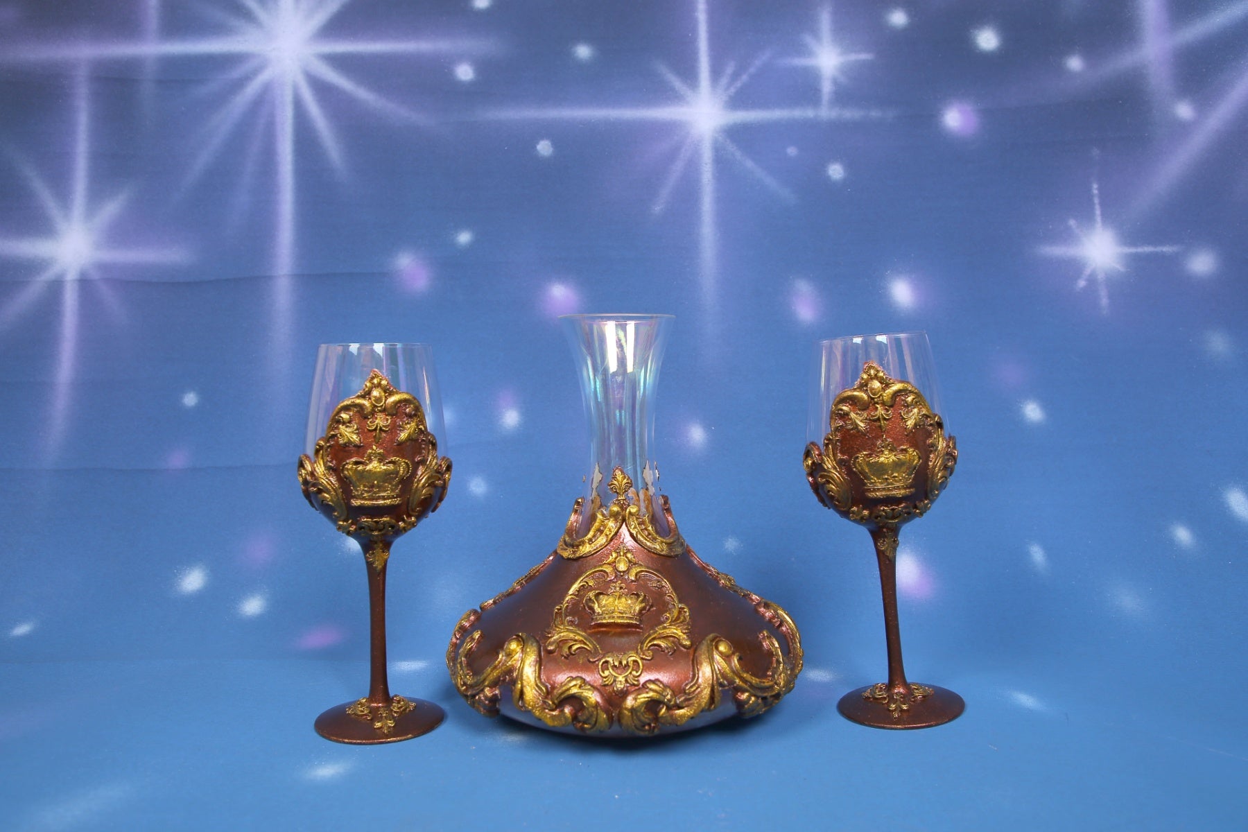 Luxury Wine Decanter Set - Gold Baroque Crown 3-Piece (Decanter 25cm + 2 Glasses 23cm 350ml)