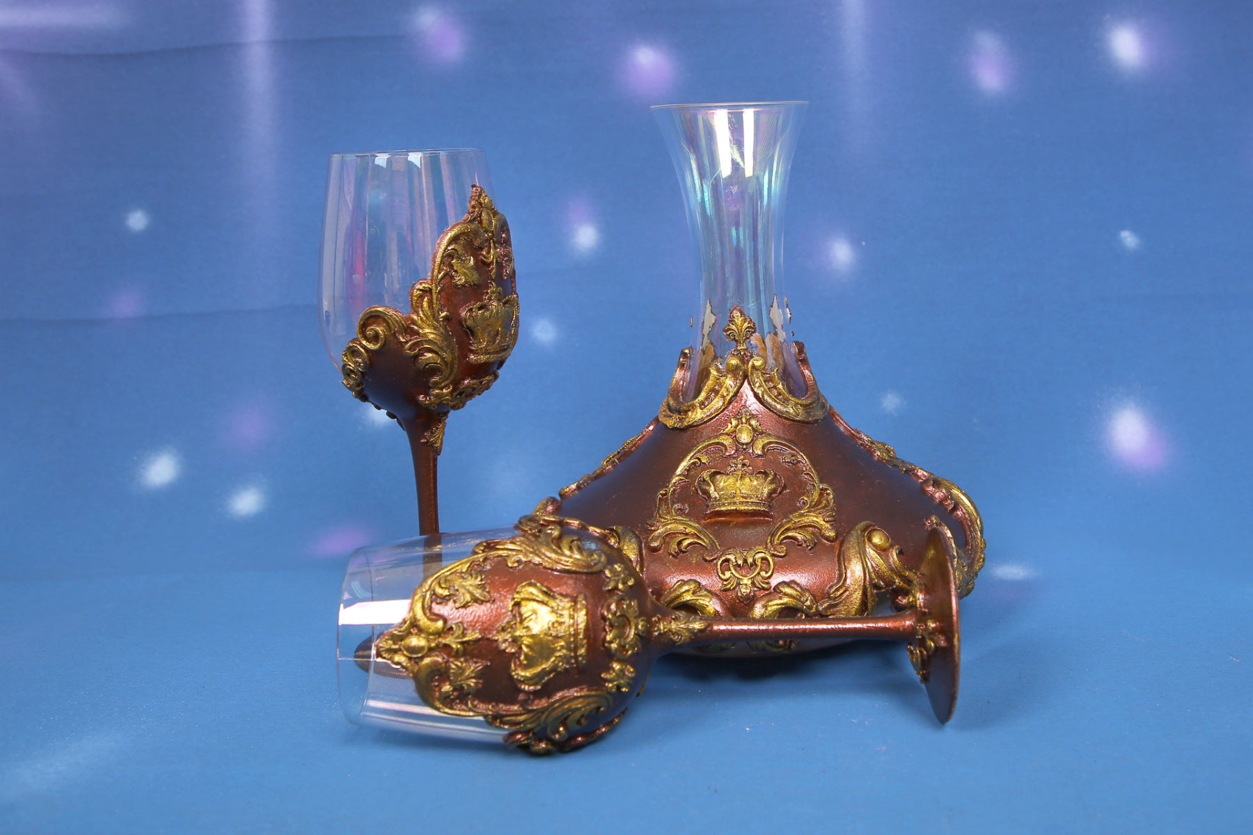 Luxury Wine Decanter Set - Gold Baroque Crown 3-Piece (Decanter 25cm + 2 Glasses 23cm 350ml)