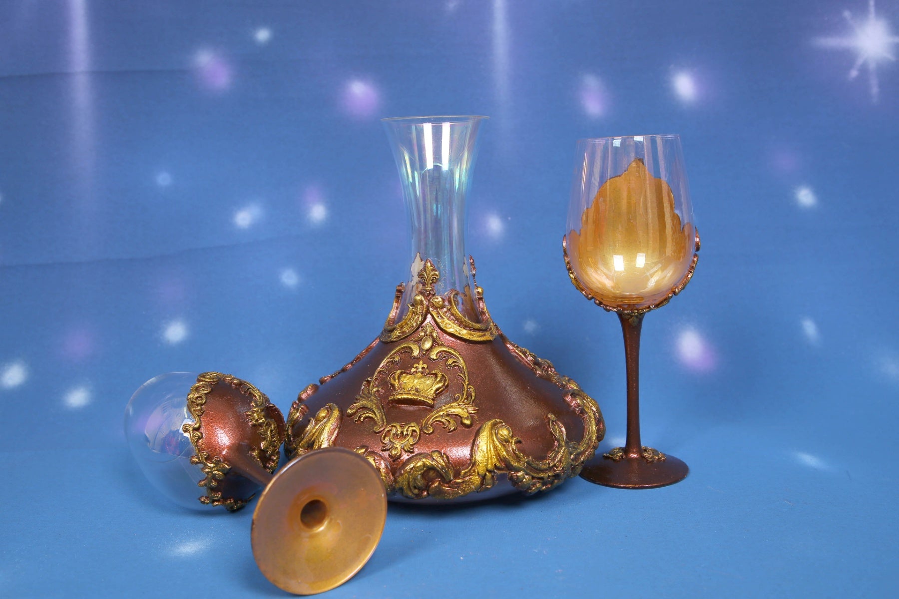 Luxury Wine Decanter Set - Gold Baroque Crown 3-Piece (Decanter 25cm + 2 Glasses 23cm 350ml)